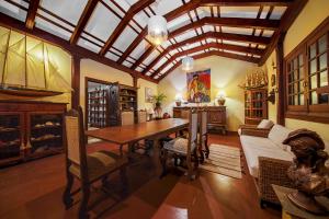 - une salle à manger avec une table et un canapé dans l'établissement Villa Fort Tenerife, à Tacoronte