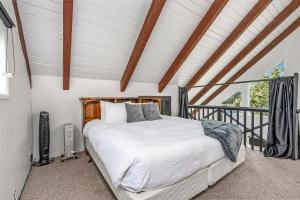 1 dormitorio con 1 cama y balcón en Tidal House 3 en Ocean Shores