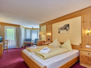 Hotel Erhart Sölden inklusive Summer Card tesisinde bir odada yatak veya yataklar