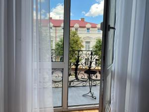 ventana con vistas a un edificio en Smolynja stail, en Ternopilʼ