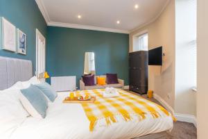 um quarto com uma cama com uma bandeja de comida em Royal 2bed apartment City Center em Edinburgo