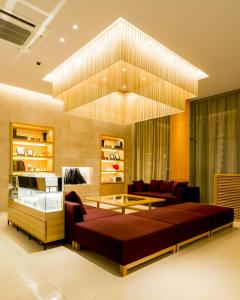 ein Wohnzimmer mit einem Sofa und einem Tisch in der Unterkunft Candeo Hotels Fukuoka Tenjin in Fukuoka