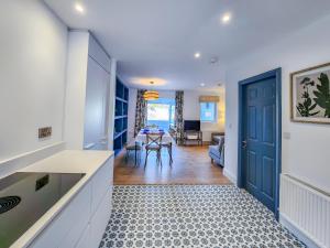 eine Küche mit blauer Tür und ein Wohnzimmer in der Unterkunft The Kinsale 4 Center in Kinsale