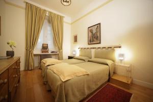 um quarto com 2 camas e uma janela em Residenza Le 6 A em Trieste