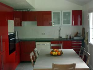 Η κουζίνα ή μικρή κουζίνα στο Maison spacieuse, grand jardin, proche Sauzon et plage. - FR-1-418-8