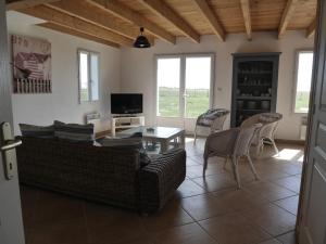 TV a/nebo společenská místnost v ubytování Maison moderne, plage et randonnée à proximité - FR-1-418-9