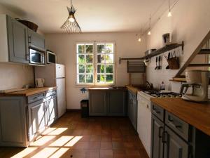 cocina con electrodomésticos blancos y ventana grande en Maison Le Palais, 4 pièces, 6 personnes - FR-1-418-15, en Le Palais
