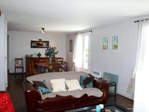 uma sala de estar com um sofá e uma mesa em Maison Locmaria, 5 pièces, 9 personnes - FR-1-418-12 em Locmaria