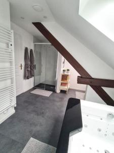 um quarto com uma escada e uma casa de banho com uma cabina de duche em vidro. em l'Alchimiste em Bitche