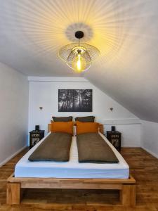 um quarto com uma cama grande e um tecto em l'Alchimiste em Bitche