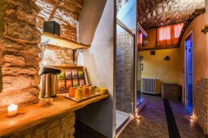 uma cozinha com um balcão e comodidades para preparar café em Hotel Castello em Tignale