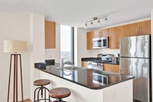 A cozinha ou cozinha compacta de LIC 2BR w WD Elevator Doorman nr E River NYC-849