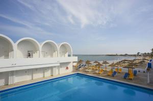 Bazén v ubytování Monarque Dar Jerba Narjess- Family Only nebo v jeho okolí