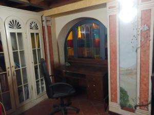 una oficina con escritorio y silla en una habitación en Palazzo cinquecentesco con giardino interno, en Verona