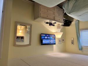 een kamer met een tv en een spiegel aan de muur bij Thunder Island 157D condo in Ocean City