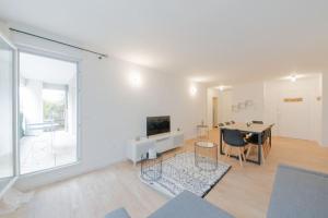 ein Wohnzimmer mit Tisch und ein Esszimmer in der Unterkunft Suite Moderne Familiale 8 Pers - Disney 10m - 2 SDB in Bussy-Saint-Georges