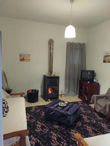Televízia a/alebo spoločenská miestnosť v ubytovaní Nala's House