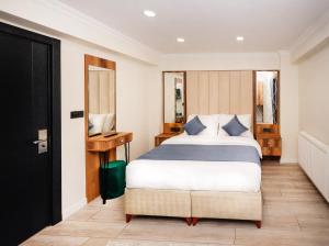 - une chambre avec un lit king-size et un bureau dans l'établissement Galata Master Hotel, à Istanbul