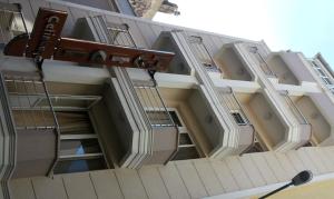una imagen de una escalera de caracol en un edificio en Cetinkaya Hotel, en Canakkale