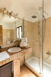 W łazience znajduje się umywalka i prysznic. w obiekcie Apartamentos Cedro Alto w mieście Benaoján