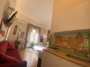 ナポリにあるCorso 211 Beds & Suitesのキッチン(ソファ、シンク付)