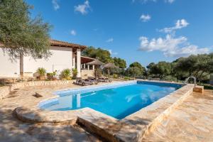 een zwembad met een steunmuur eromheen bij Casa Joanna by Mallorca House Rent in Portocolom