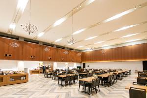 a dining room with tables and chairs at Tosei Hotel & Seminar Makuhari in Narashino