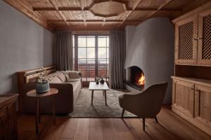- un salon avec un canapé et une cheminée dans l'établissement TOP Hotel Hochgurgl, à Hochgurgl