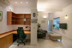 an office with a desk and a chair in a room at 9 Sderot Chen - By Beach Apartments TLV in Tel Aviv