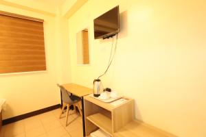 TV a/nebo společenská místnost v ubytování Leo Hotel - Lifestrong Property Inc