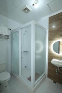 Koupelna v ubytování Leo Hotel - Lifestrong Property Inc