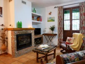 a living room with a fireplace and a couch at Cortijo Rural La Gineta Alcalá la Real in Alcalá la Real