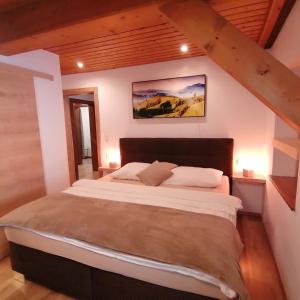 ein Schlafzimmer mit einem großen Bett im Dachgeschoss in der Unterkunft Haus Hubertus in Hochfilzen