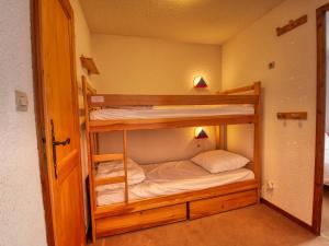 Zimmer mit Etagenbett und 2 Etagenbetten. in der Unterkunft Appartement Morillon 1100, 2 pièces, 6 personnes - FR-1-642-79 in Morillon