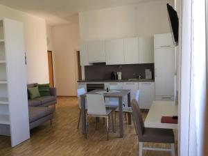 uma cozinha e sala de estar com uma mesa e um sofá em Business Center IN Villa em Bellinzona