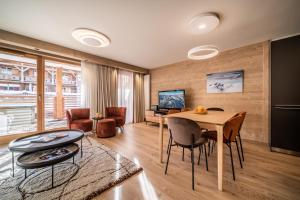 sala de estar con mesa y sillas en Apartment Kanoko Les Gets- BY EMERALD STAY, en Les Gets