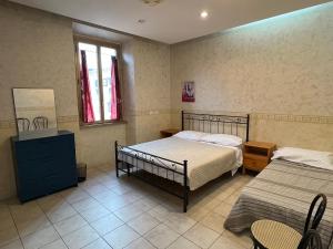 1 dormitorio con 2 camas, mesa y sillas en Be Your Home - Casa Vacanze Il Conservatorio, en Civitavecchia