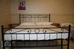 チビタベッキアにあるBe Your Home - Casa Vacanze Il Conservatorioの黒いベッド(白いシーツ、枕付)