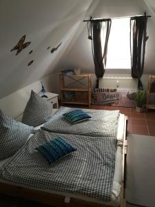 1 dormitorio con 2 camas y ventana en FeWo Hartmann, en Strukkamp auf Fehmarn
