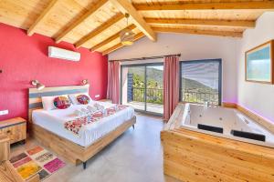 1 dormitorio con 1 cama grande y bañera en Villa mirador, en Kas