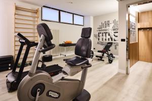 Hotel Da Vinci في فينشي: صالة ألعاب رياضية مع آلة ركض ودراجة للتمرين