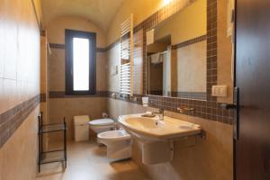 Koupelna v ubytování Agriturismo Villa Cefalà + 23 fotografií