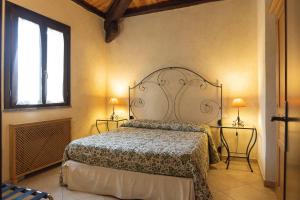 Agriturismo Villa Cefalà في سانتا فلافيا: غرفة نوم بسرير كبير في غرفة