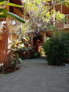 un patio con un montón de árboles y plantas en Depotrek Villas, en Amed