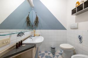 ein Bad mit einem Waschbecken und einem WC in der Unterkunft Roma Retro Apartment - St. Peter Vatican in Rom