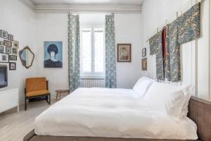 ein Schlafzimmer mit einem großen weißen Bett und einem Fenster in der Unterkunft Roma Retro Apartment - St. Peter Vatican in Rom