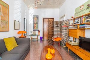 ein Wohnzimmer mit einem Sofa und einem Tisch in der Unterkunft Roma Retro Apartment - St. Peter Vatican in Rom