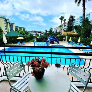 Bazén v ubytování Select Suite & Apart Hotel nebo v jeho okolí