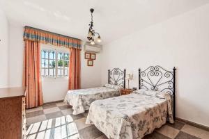 Postel nebo postele na pokoji v ubytování Villa Maria Isabel + 18 fotografií