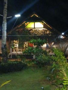 Jardí fora de Weeroona Huts Homestay Pacifico